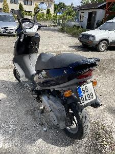Skútr Aprilia Leonardo 150