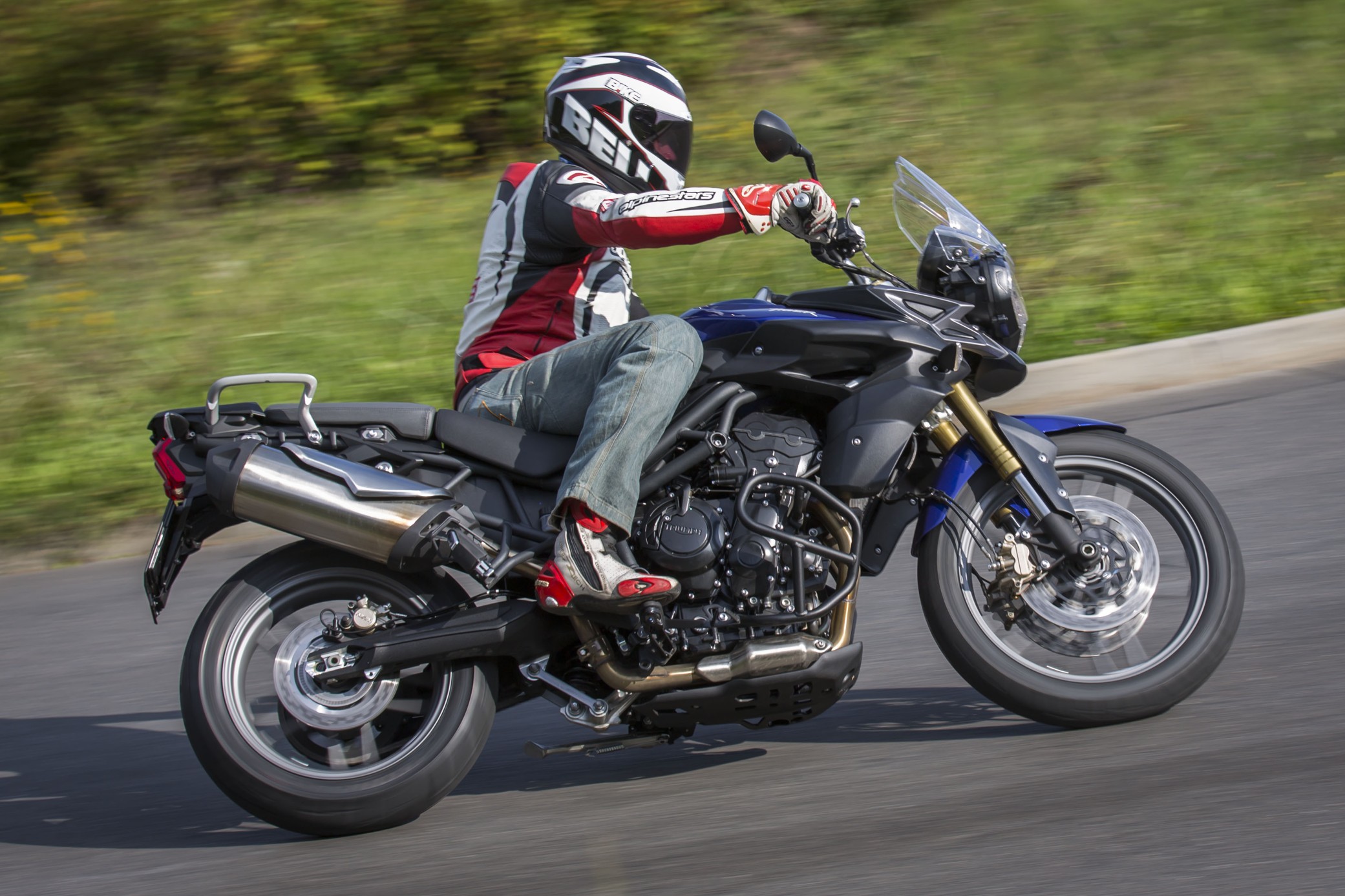 TEST: Univerz&aacute;ln&iacute; &scaron;elma &ndash; Triumph Tiger 800