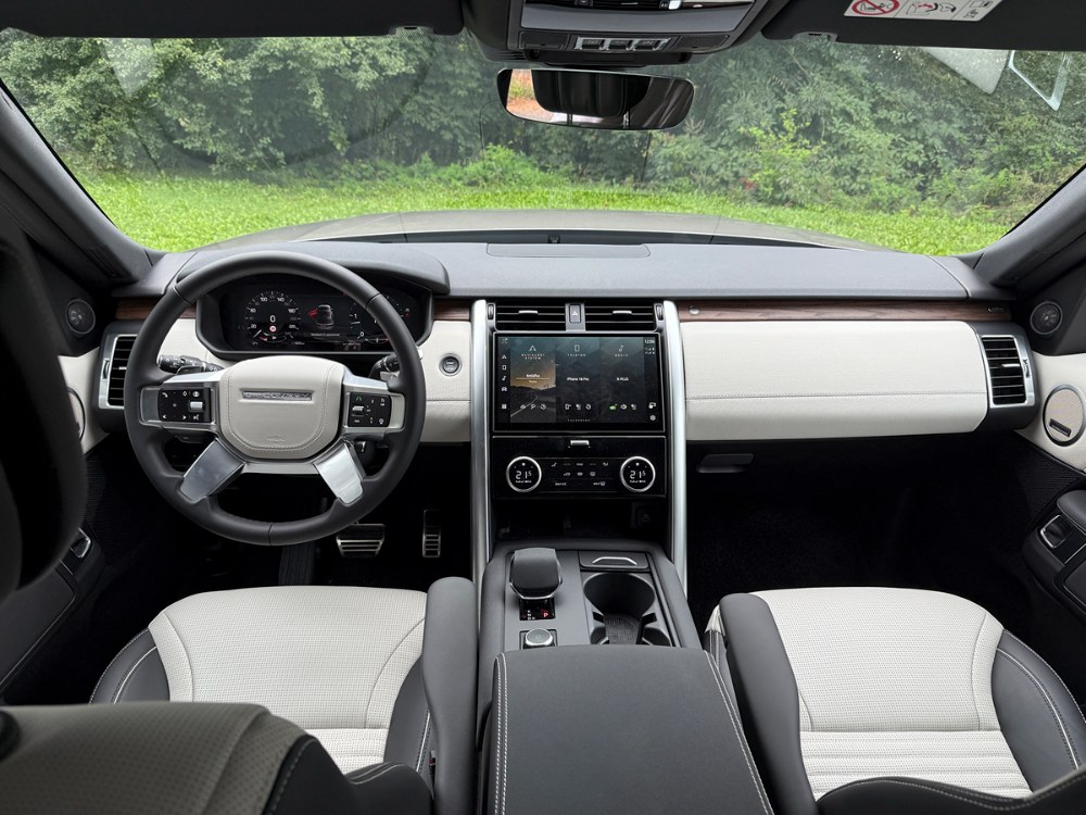 Land Rover Discovery D250 &ndash; Vysoko nad věc&iacute;